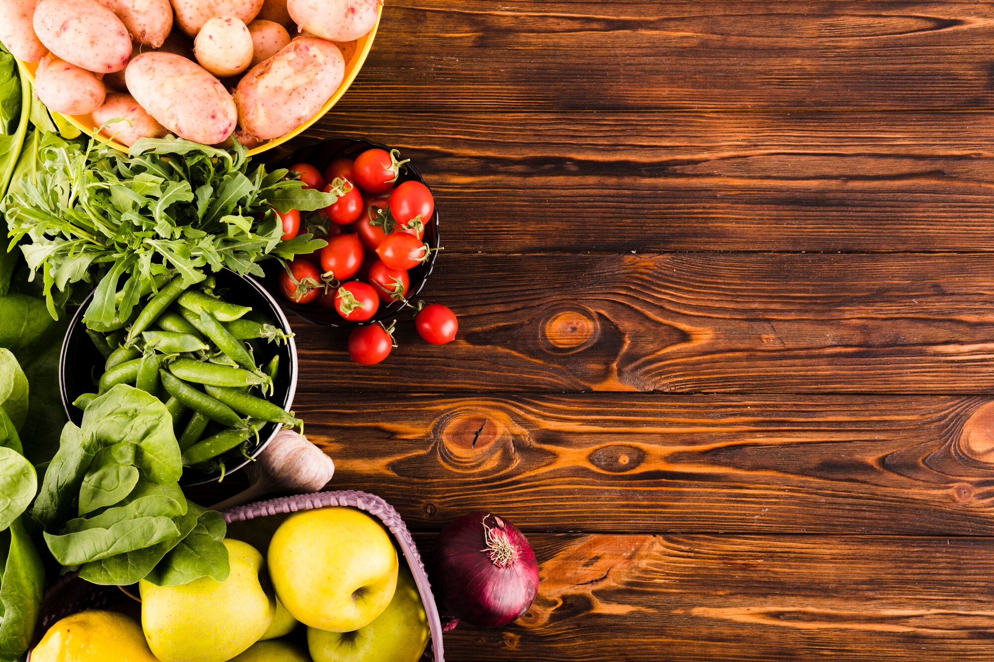 Mesa de madera con verduras, legumbres y frutas frescas de temporada
